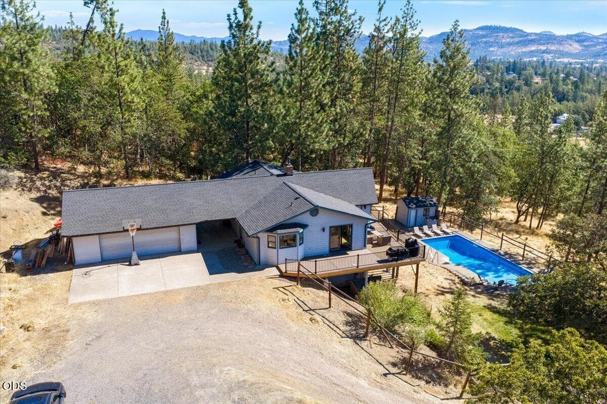 1. Photo 1 of 43, 657 Greenleaf Drive, Eagle Point, OR 97524