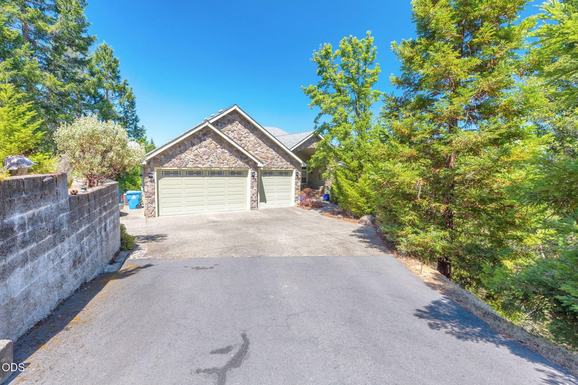 1-web-or-mls-355-madrone-ridge-dr. Photo 3 of 60, 355 Madrone Ridge Drive, Grants Pass, OR 97527