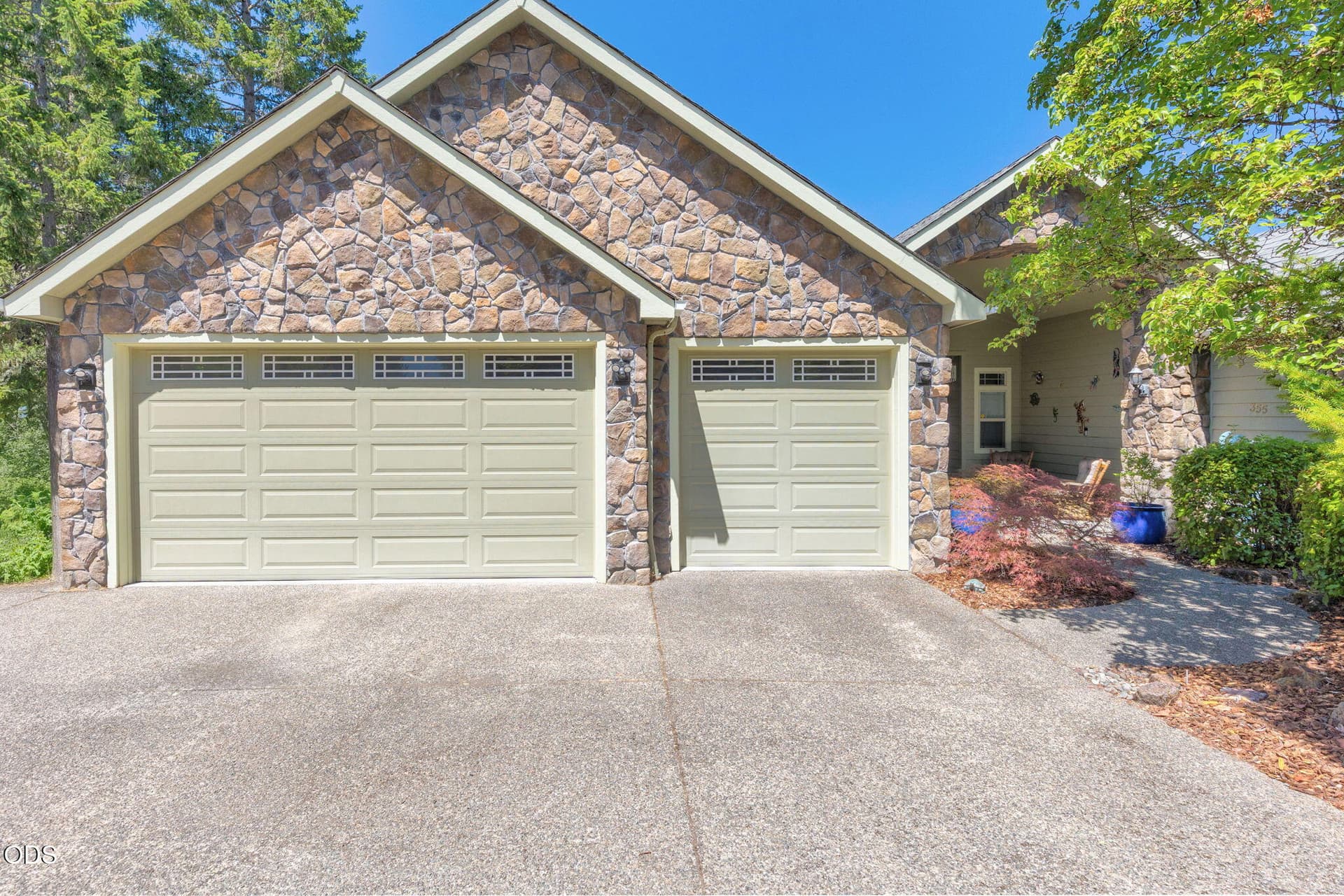 2-web-or-mls-355-madrone-ridge-dr. Photo 2 of 60, 355 Madrone Ridge Drive, Grants Pass, OR 97527