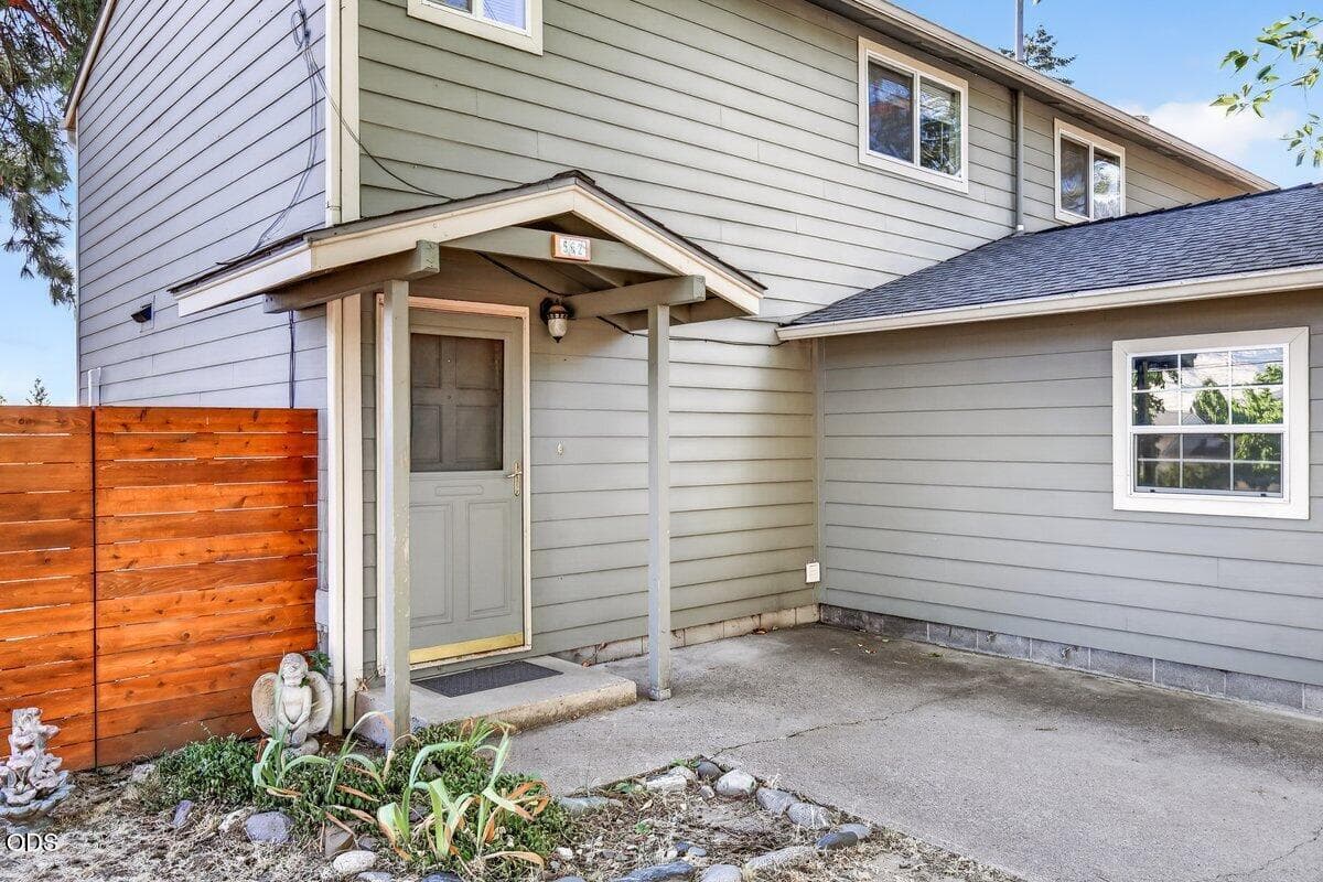 front unit1. Photo 5 of 37, 560 Scenic Drive, Ashland, OR 97520