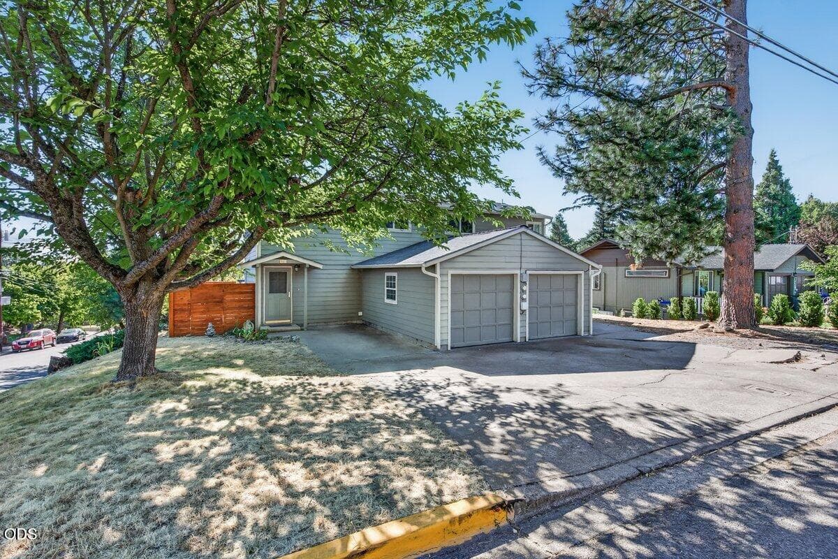 front scenic2. Photo 2 of 37, 560 Scenic Drive, Ashland, OR 97520