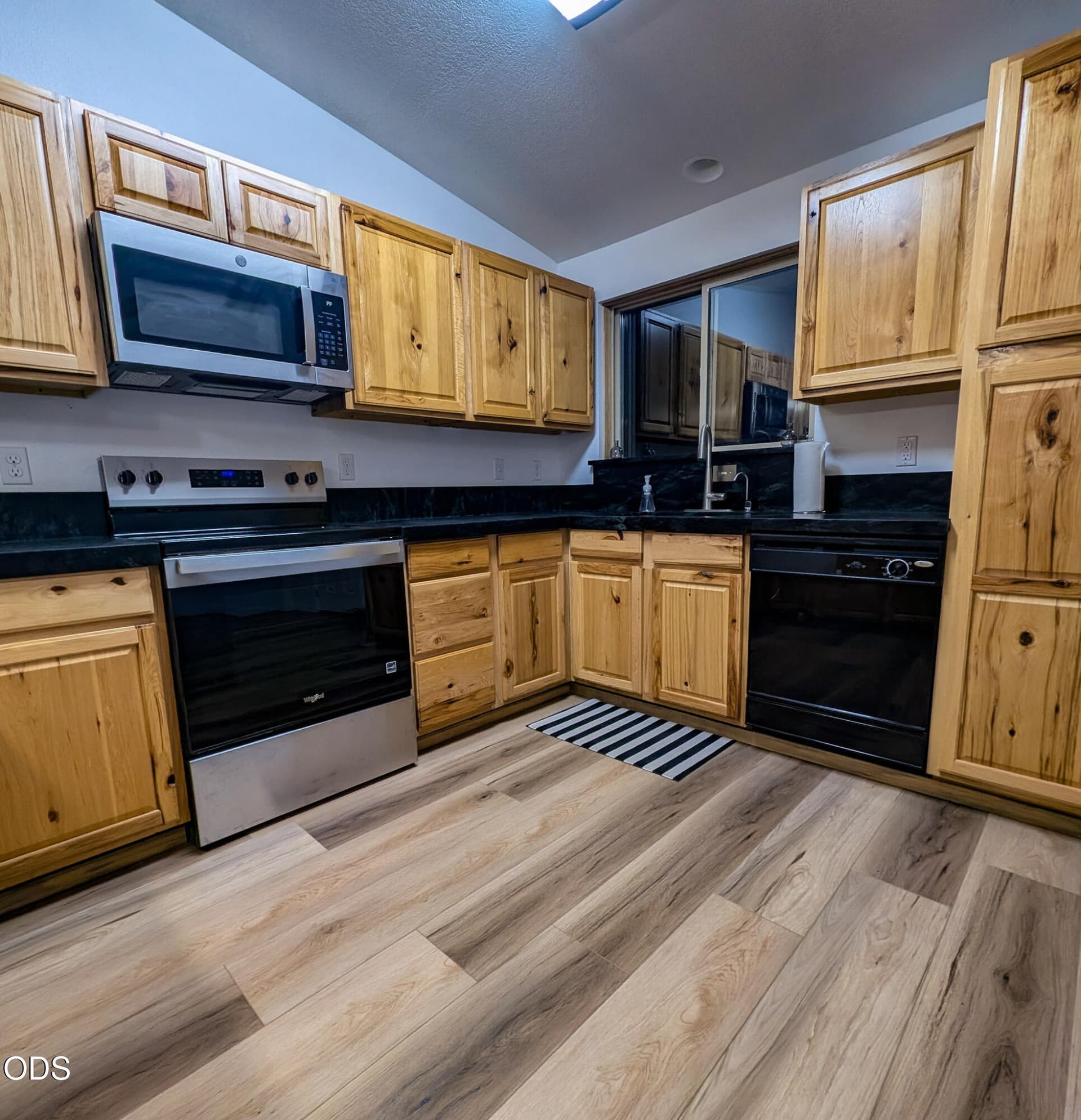 Kitchen. Photo 5 of 21, 16947 Quartz Hill Road, Bend, OR 97707