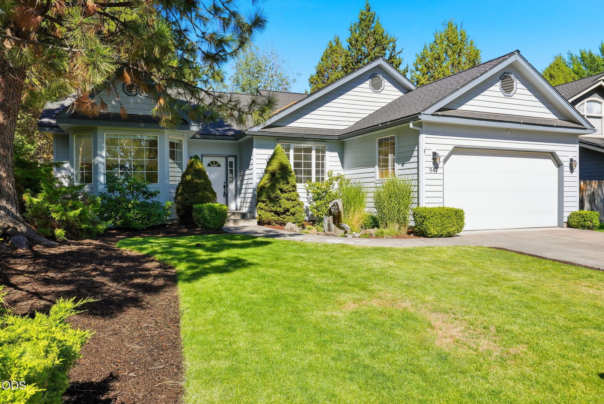 4-web-or-mls-Riley_Visuals-4. Photo 2 of 34, 947 SE Sunwood Court, Bend, OR 97702