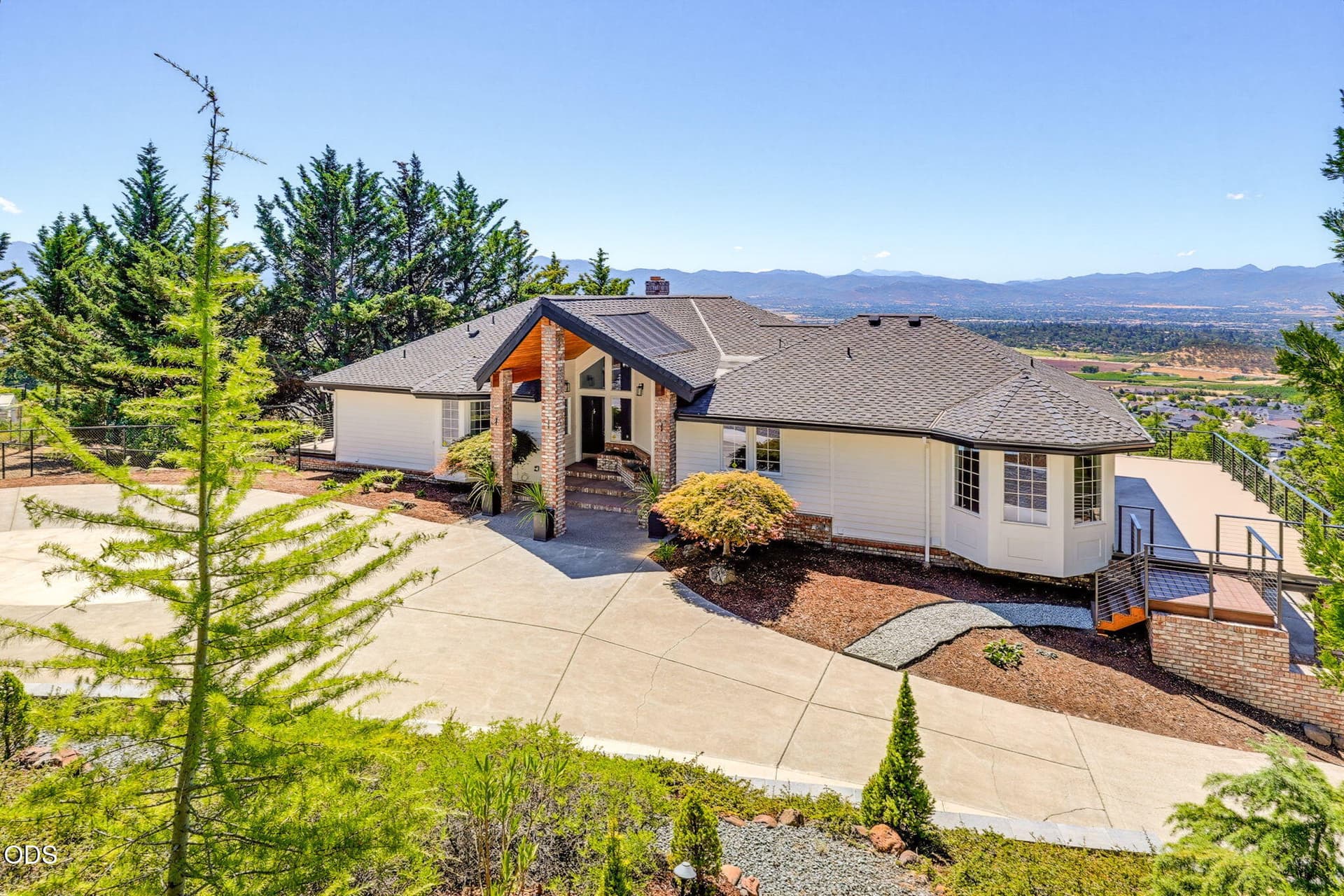 Stunning Panoramic views. Photo 3 of 100, 1544 Satellite Drive, Medford, OR 97504