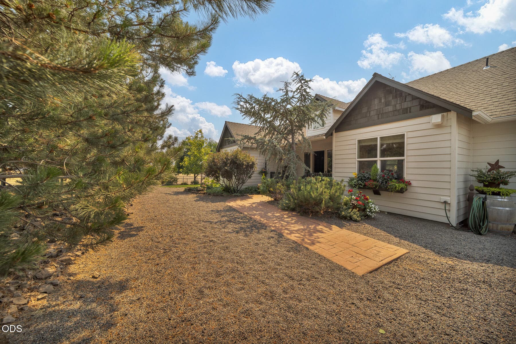 04. Photo 4 of 38, 998 NE Brown Drive, Madras, OR 97741