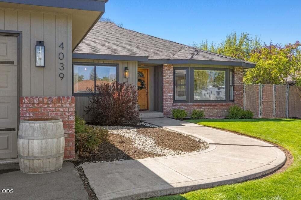 2v. Photo 3 of 33, 4039 Valinda Way, Klamath Falls, OR 97603