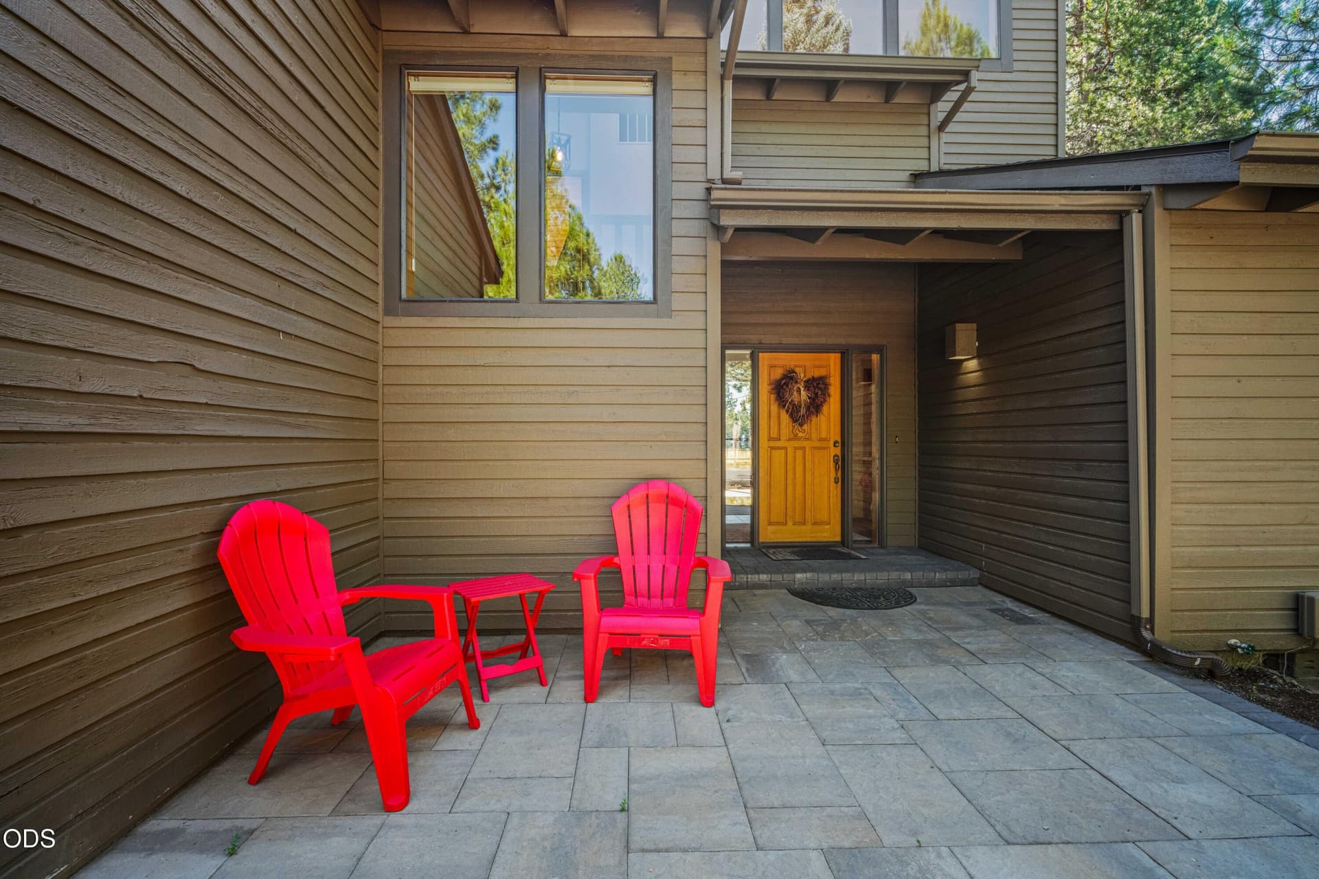 covered-entry-paver-courtyard. Photo 4 of 56, 17777 Topflite Lane, Sunriver, OR 97707