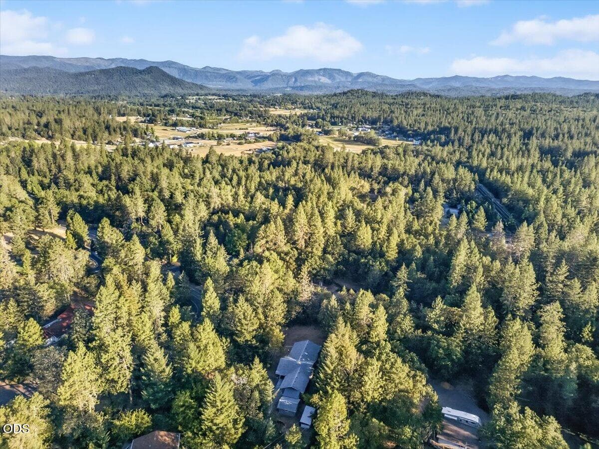 41-41. Photo 3 of 33, 111 Sherwood Lane, Grants Pass, OR 97527