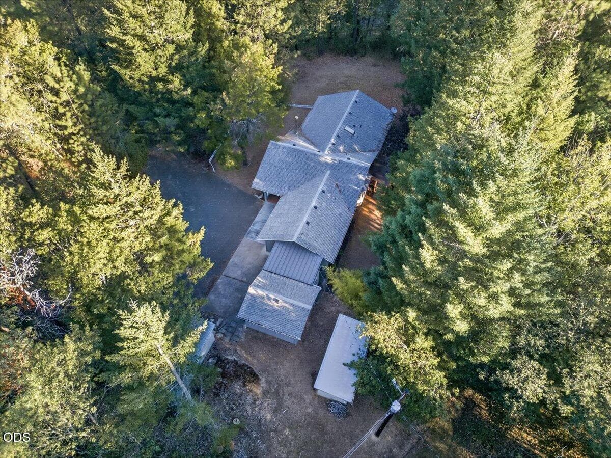 42-42. Photo 4 of 33, 111 Sherwood Lane, Grants Pass, OR 97527