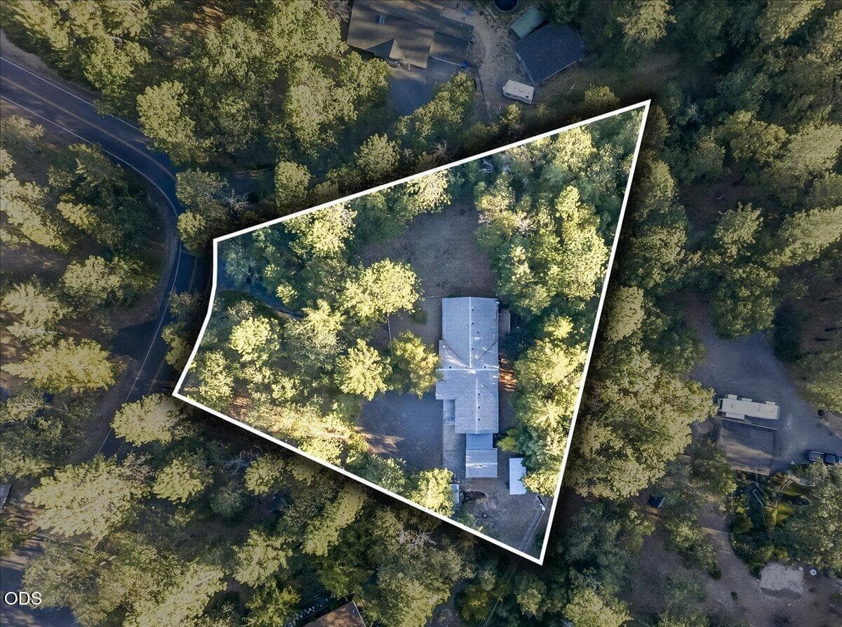 45-45. Photo 2 of 33, 111 Sherwood Lane, Grants Pass, OR 97527