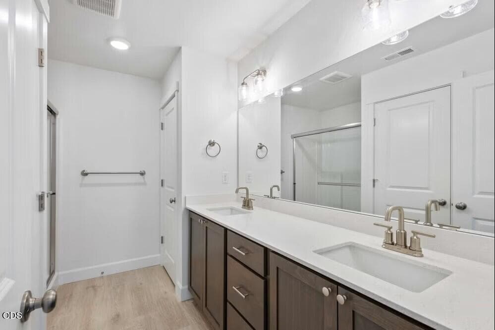 Dual Vanity. Photo 5 of 10, 1645 NE Hudspeth Road Unit Lot 152, Prineville, OR 97754