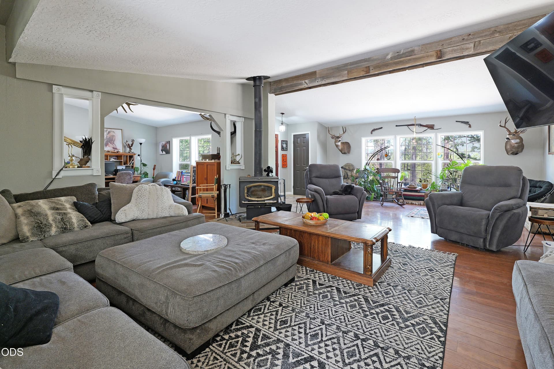 Living Room. Photo 5 of 136, 4400 Indian Creek Road, Shady Cove, OR 97539