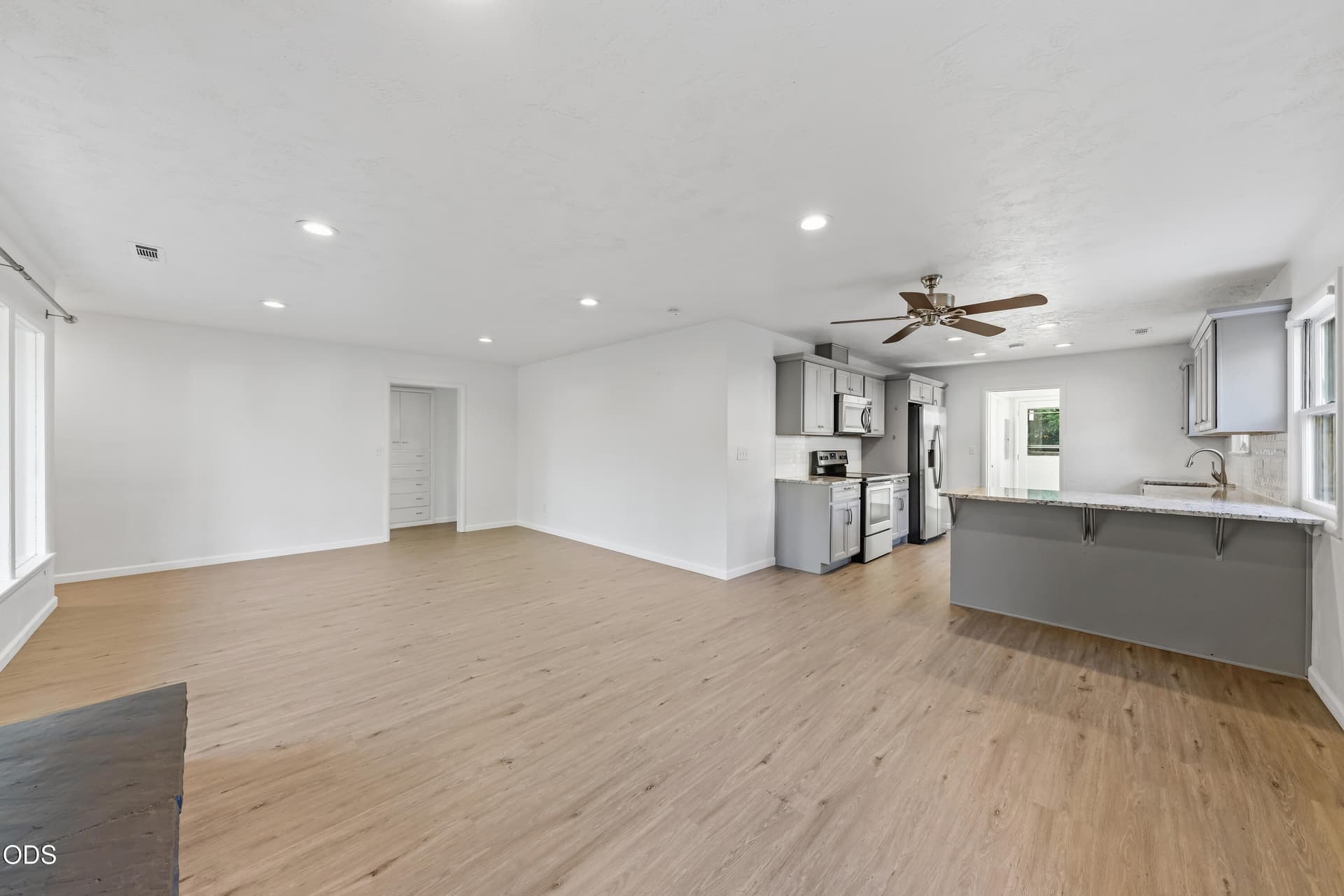 Emainliving open. Photo 4 of 21, 1415 E Main Street, Medford, OR 97504