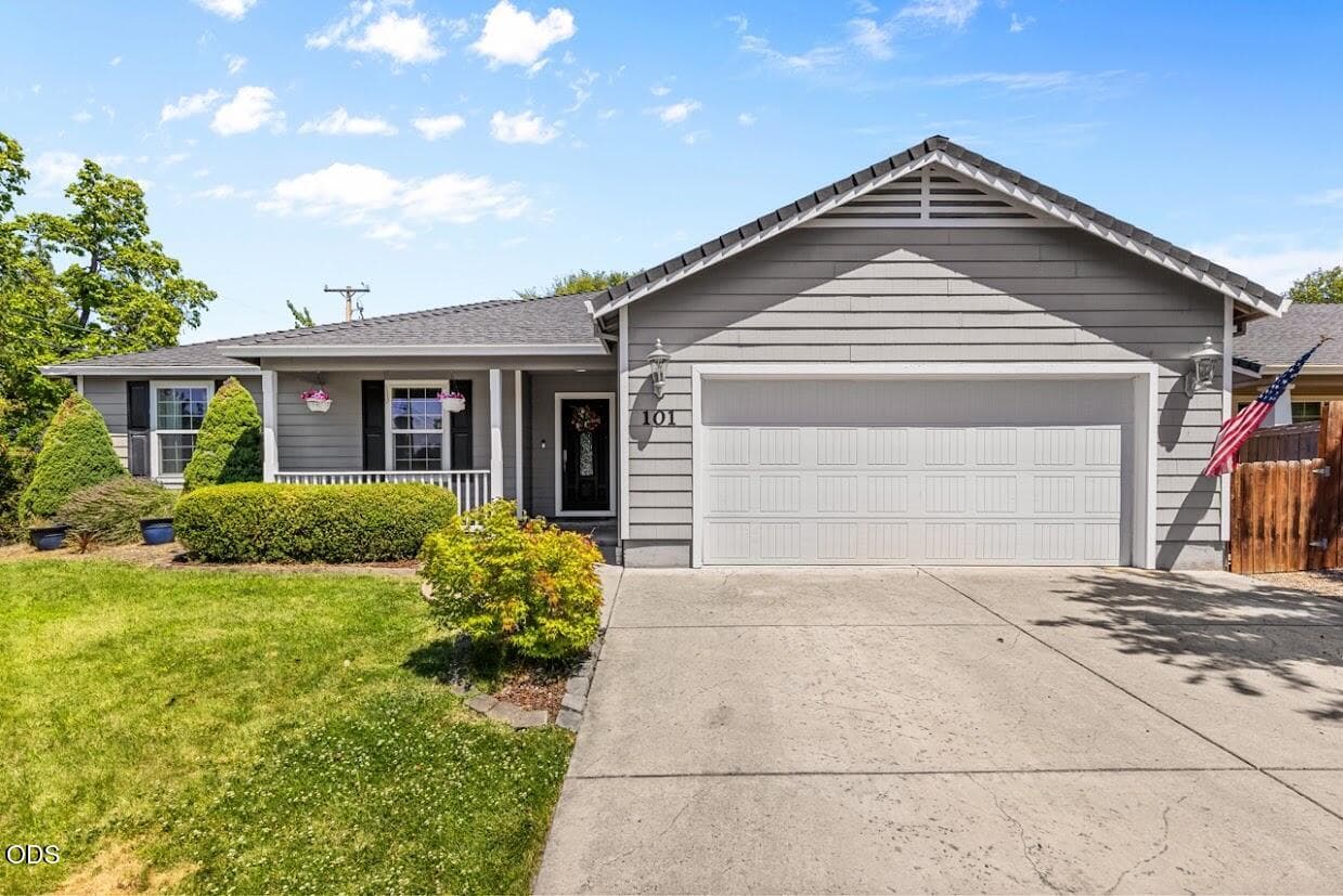 front of house 111. Photo 1 of 19, 101 Aberdeen Lane, Eagle Point, OR 97524