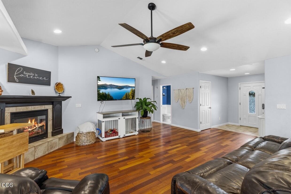 livingroom. Photo 3 of 19, 101 Aberdeen Lane, Eagle Point, OR 97524