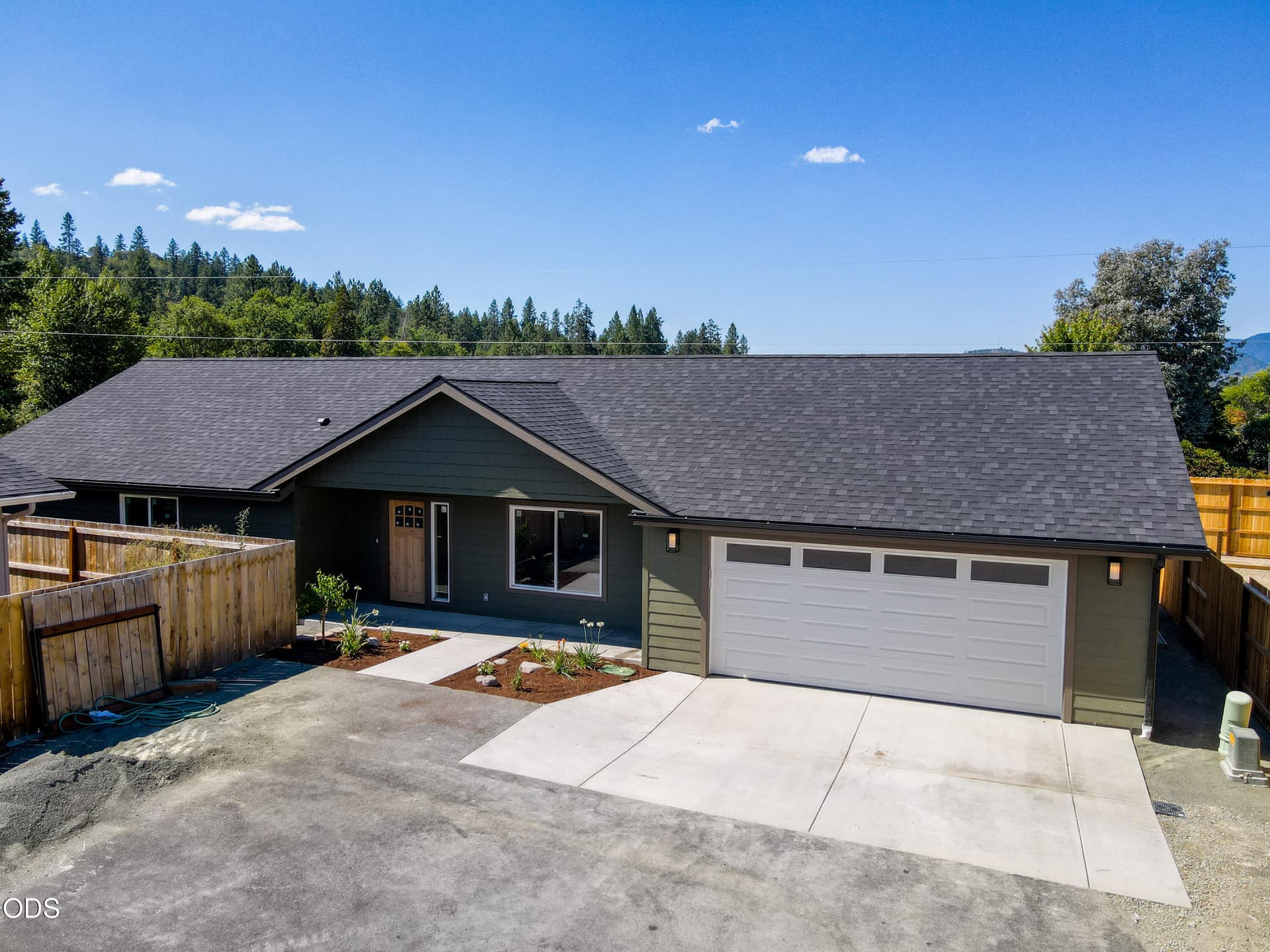1. Photo 1 of 31, 2728 Denton Trail, Grants Pass, OR 97527
