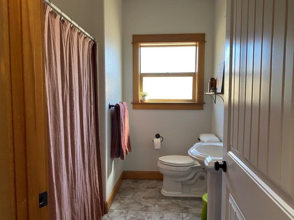 Bathroom #2. Photo 3 of 19, 749 NW 8th Street, Redmond, OR 97756