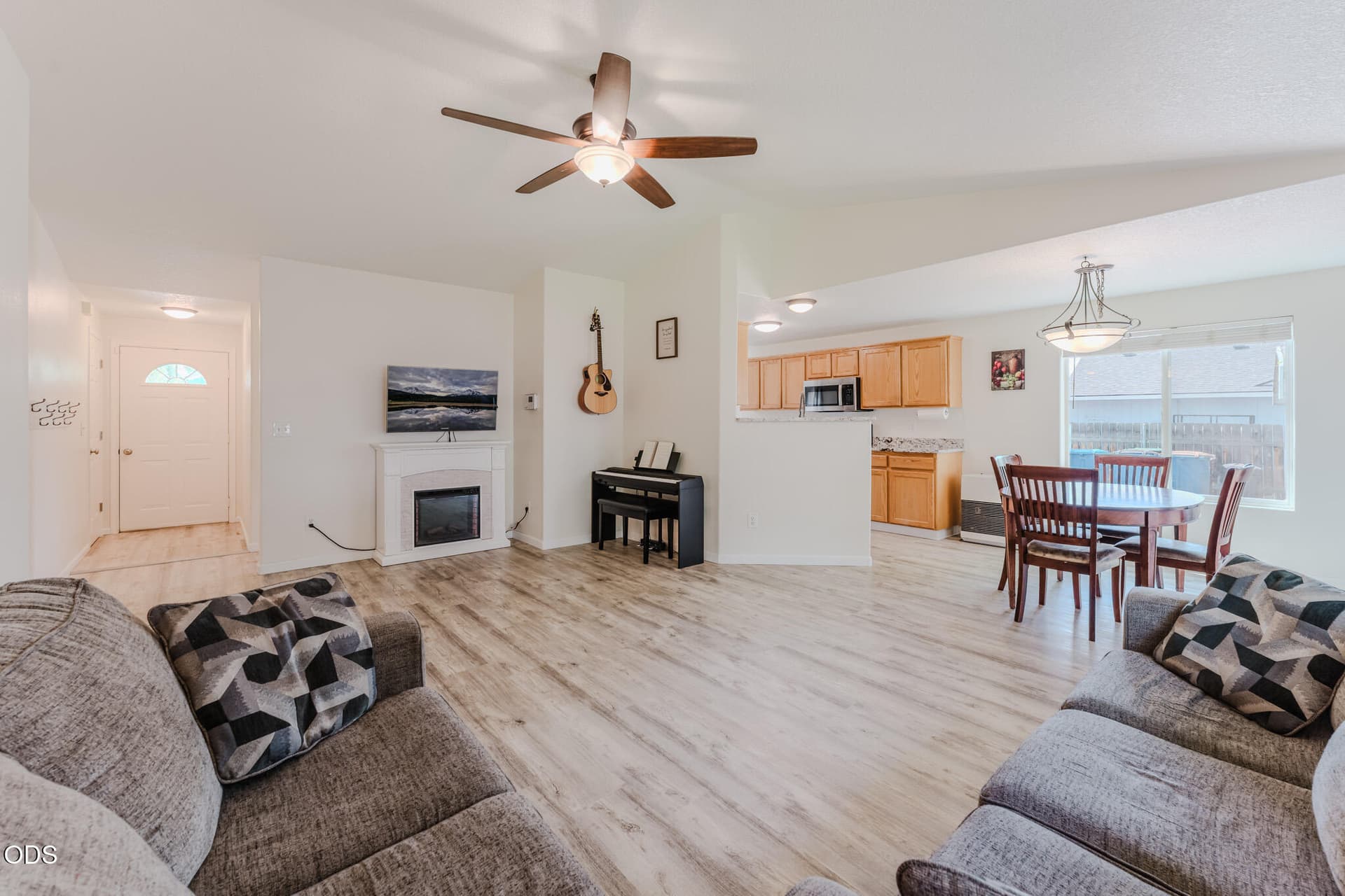 2635 NE Yellowpine Rd - Small Size-03. Photo 3 of 48, 2635 NE Yellowpine Road, Prineville, OR 97754