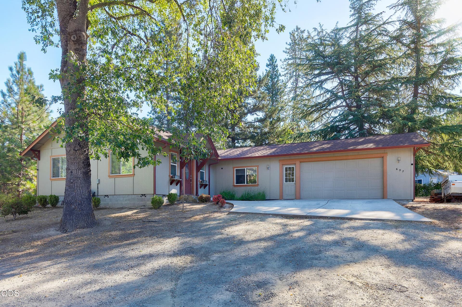 0R1A5232b_3b_4b_5b_6b. Photo 2 of 30, 697 Jaynes Drive, Grants Pass, OR 97527