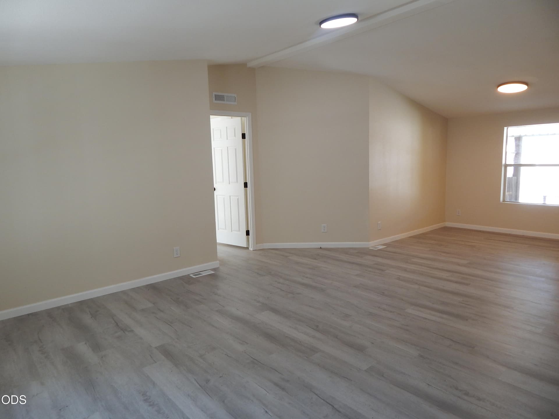 front room to dining. Photo 4 of 24, 21 Brophy Way Unit UNIT 23, Shady Cove, OR 97539