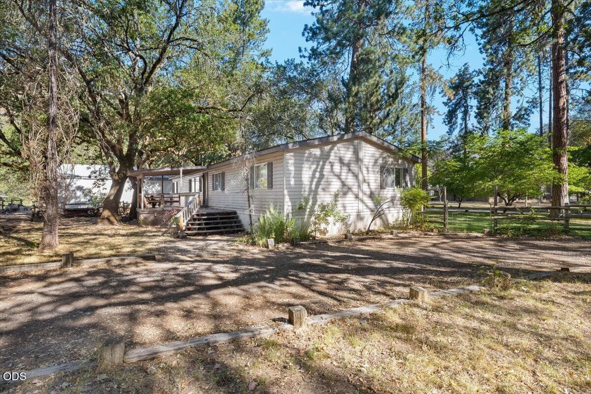 3. Photo 3 of 26, 1401 Upper River Road, Gold Hill, OR 97525