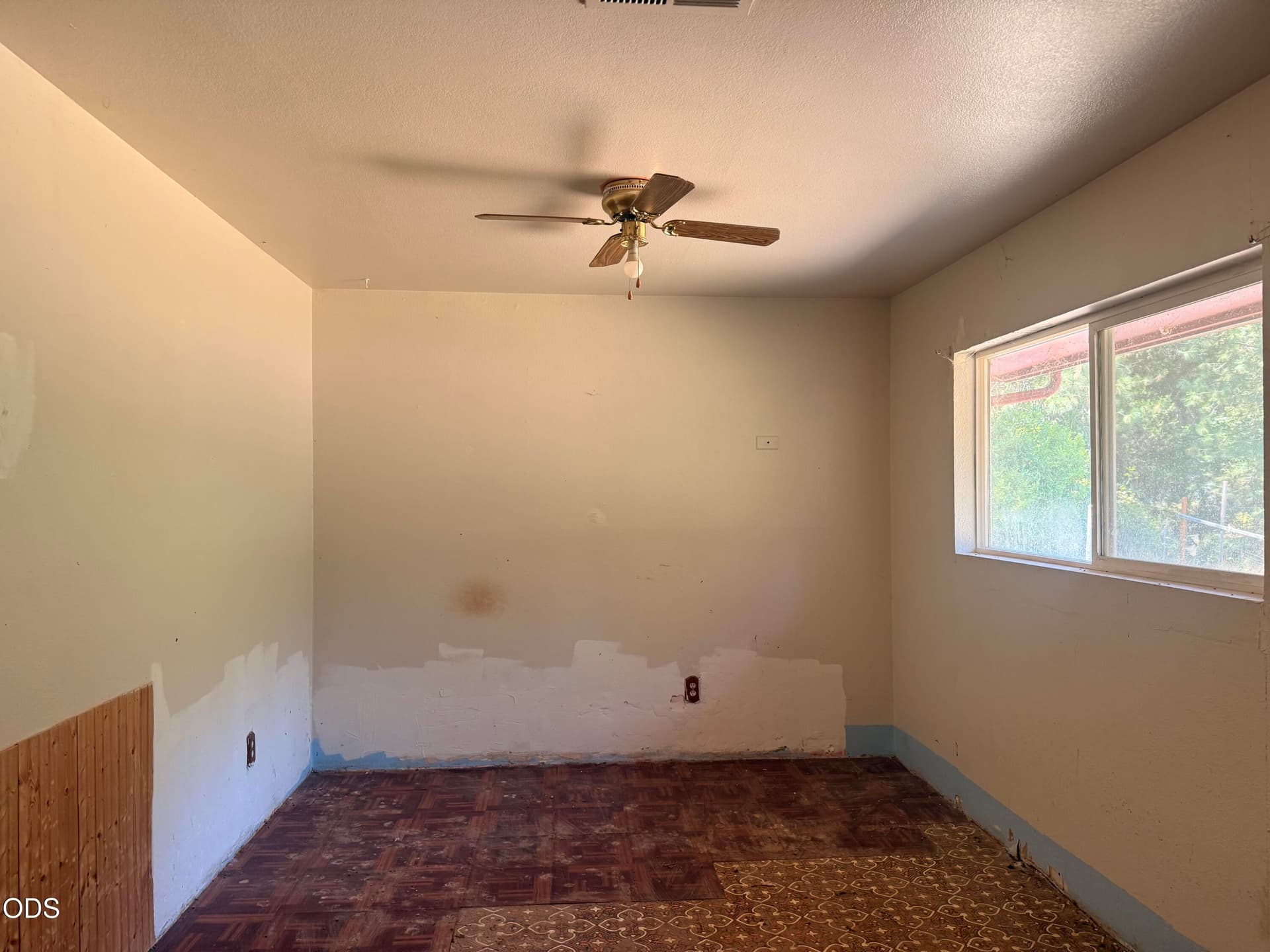 Interior Room. Photo 5 of 7, 6148 E Evans Creek Road, Rogue River, OR 97537