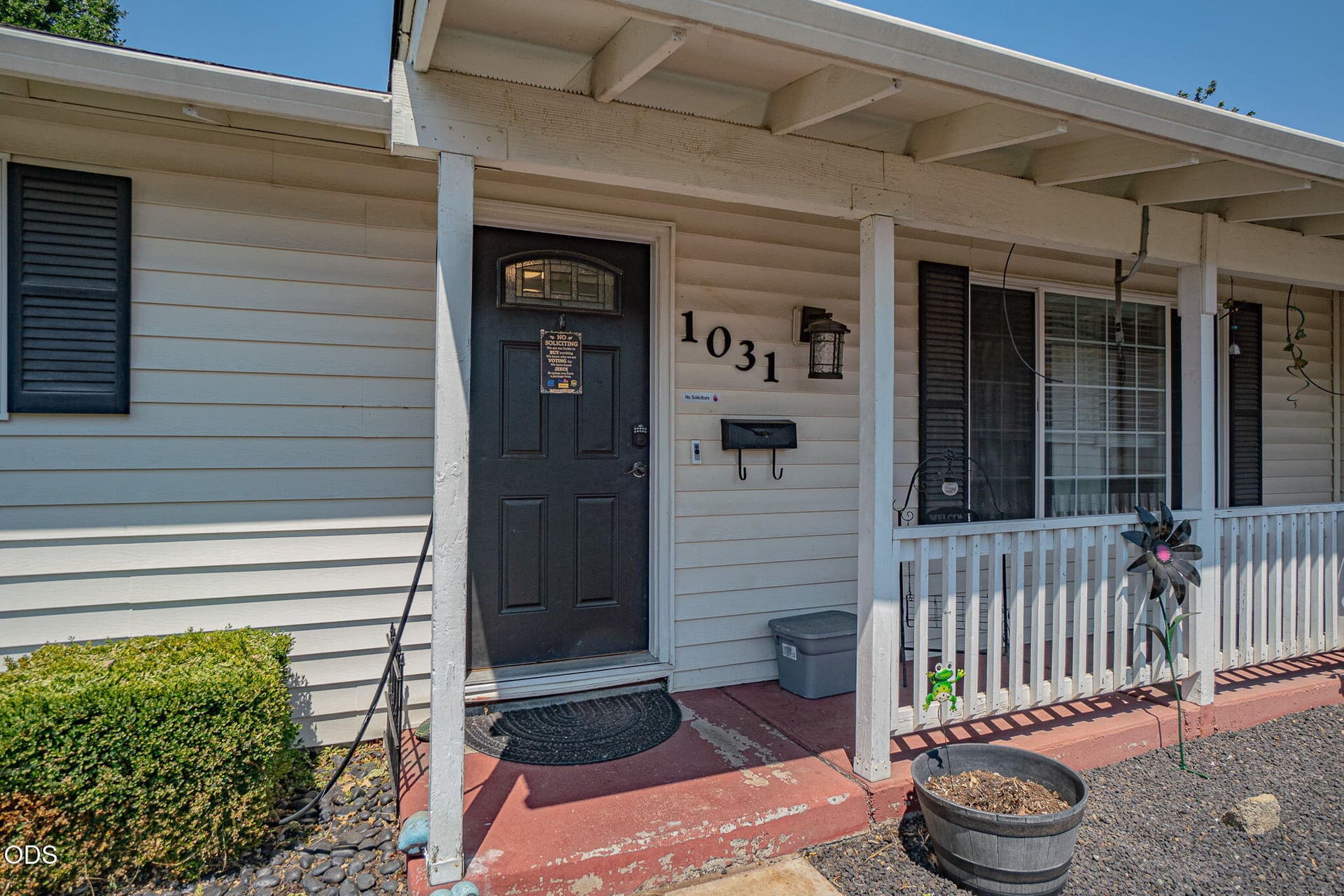 Front porch. Photo 2 of 19, 1031 Temple Drive, Central Point, OR 97502
