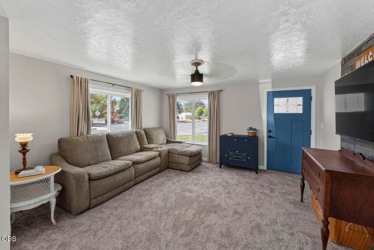 DSC04200. Photo 3 of 27, 425 SW Burgess Street, Grants Pass, OR 97526
