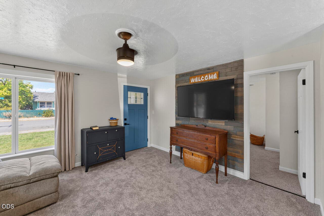 DSC04205. Photo 2 of 27, 425 SW Burgess Street, Grants Pass, OR 97526