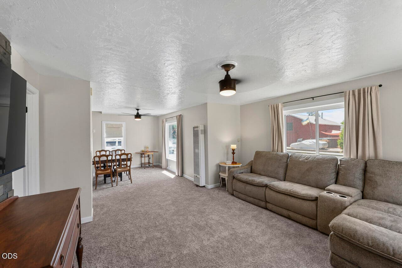 DSC04215. Photo 1 of 27, 425 SW Burgess Street, Grants Pass, OR 97526
