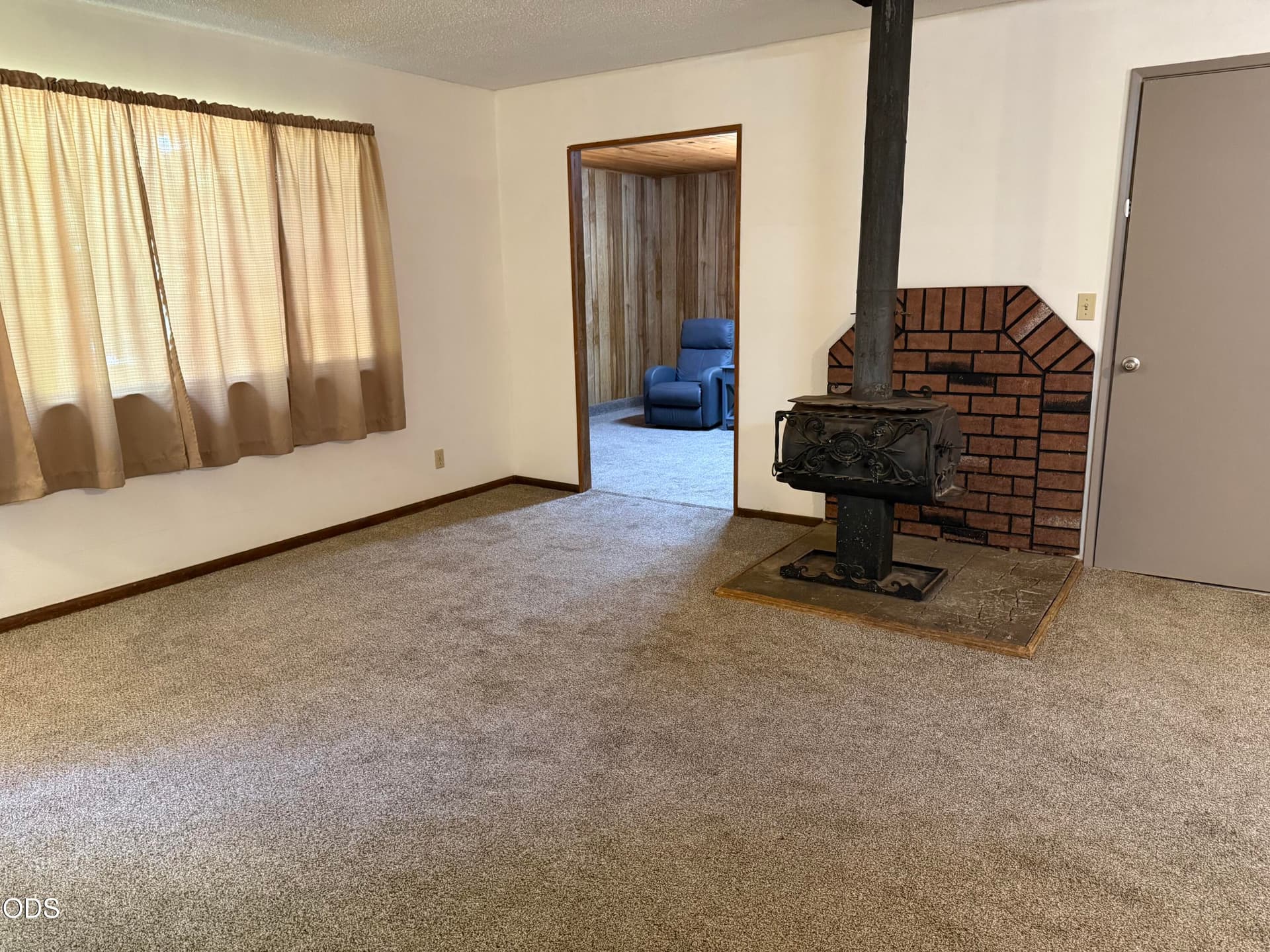 LR family room entry. Photo 5 of 20, 461 Fir Drive, Cave Junction, OR 97523