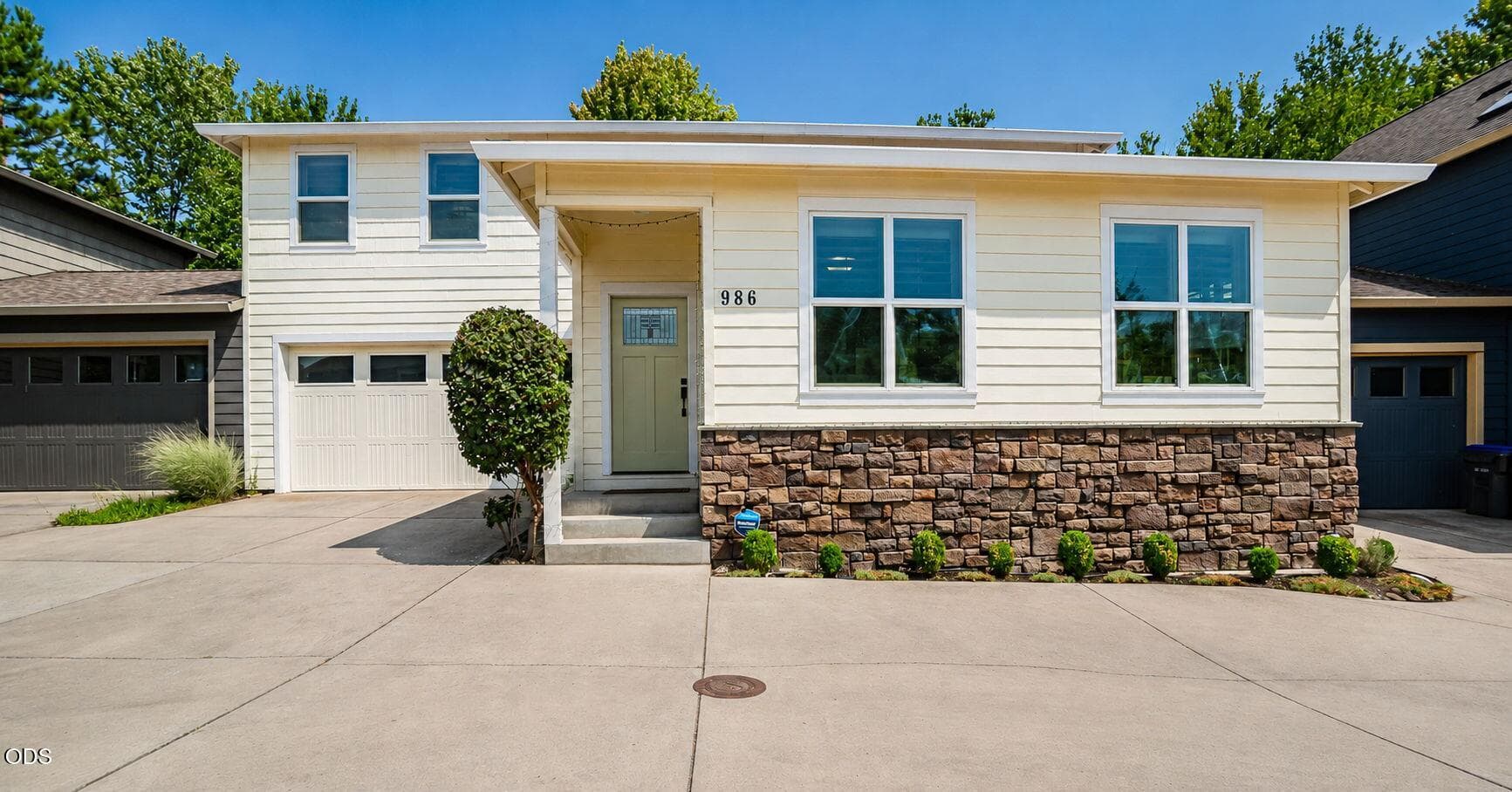 front. Photo 1 of 26, 986 Stoneridge Avenue, Ashland, OR 97520