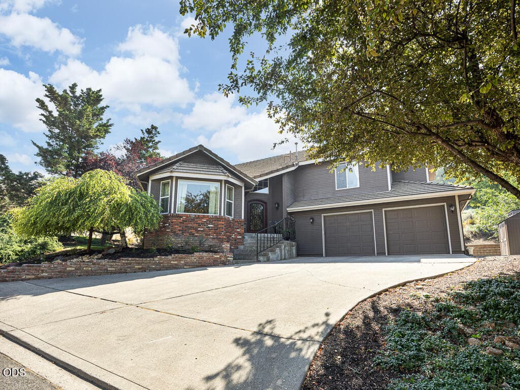 Main Home Photo. Photo 1 of 45, 335 Mountain View Boulevard, Klamath Falls, OR 97601