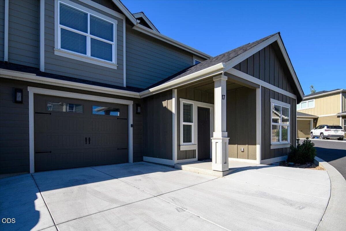 02-2755 SW Greens Blvd, Redmond-2. Photo 2 of 38, 2755 SW Greens Boulevard Unit APT 17, Redmond, OR 97756