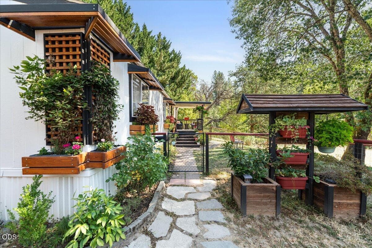2. Photo 2 of 25, 8386 Lower River Road, Grants Pass, OR 97526