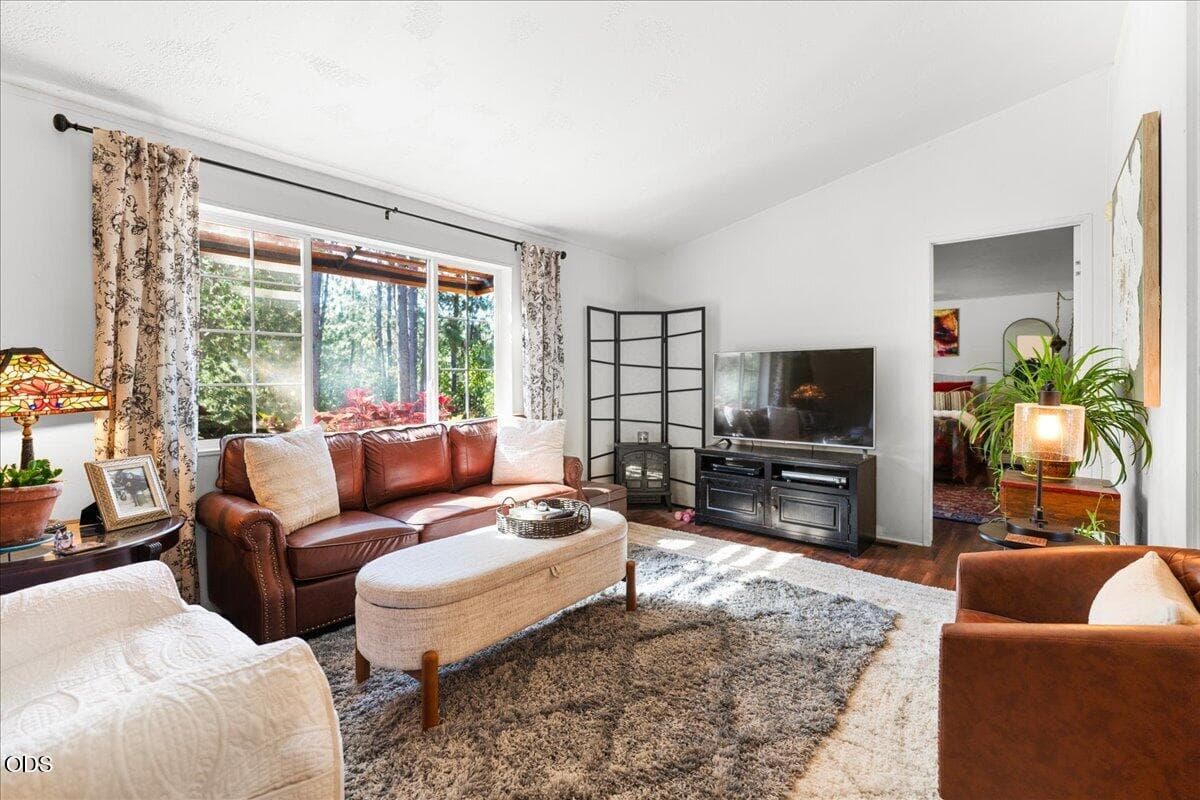 5. Photo 5 of 25, 8386 Lower River Road, Grants Pass, OR 97526