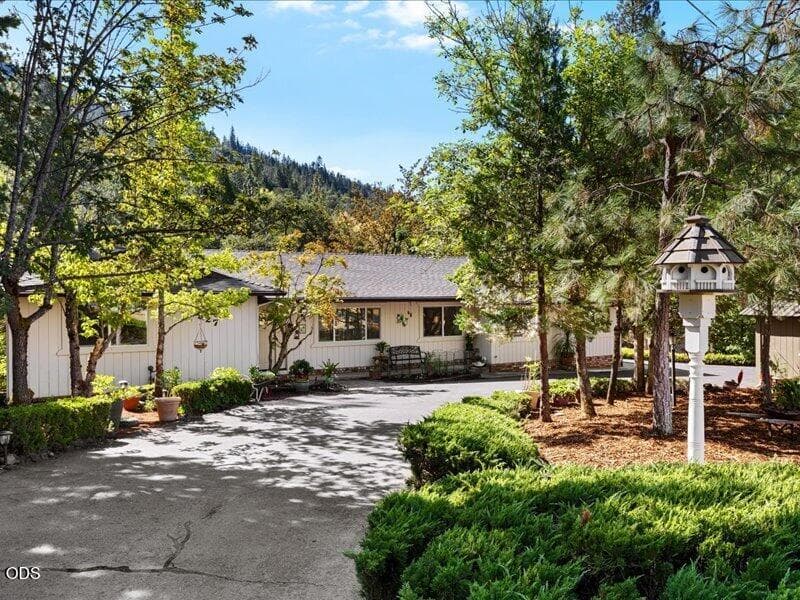 03-CI_2505. Photo 2 of 49, 627 Carriage Road, Grants Pass, OR 97526