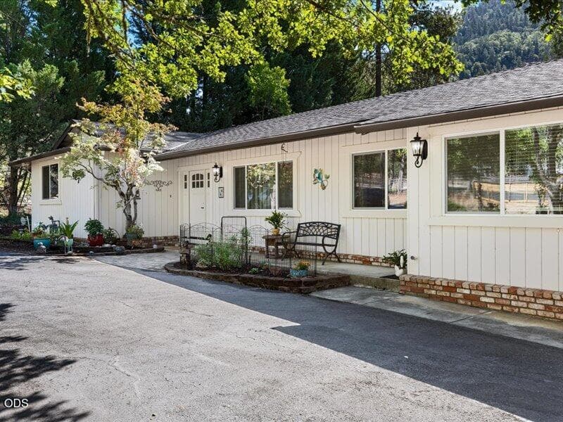 05-CI_2510. Photo 3 of 49, 627 Carriage Road, Grants Pass, OR 97526