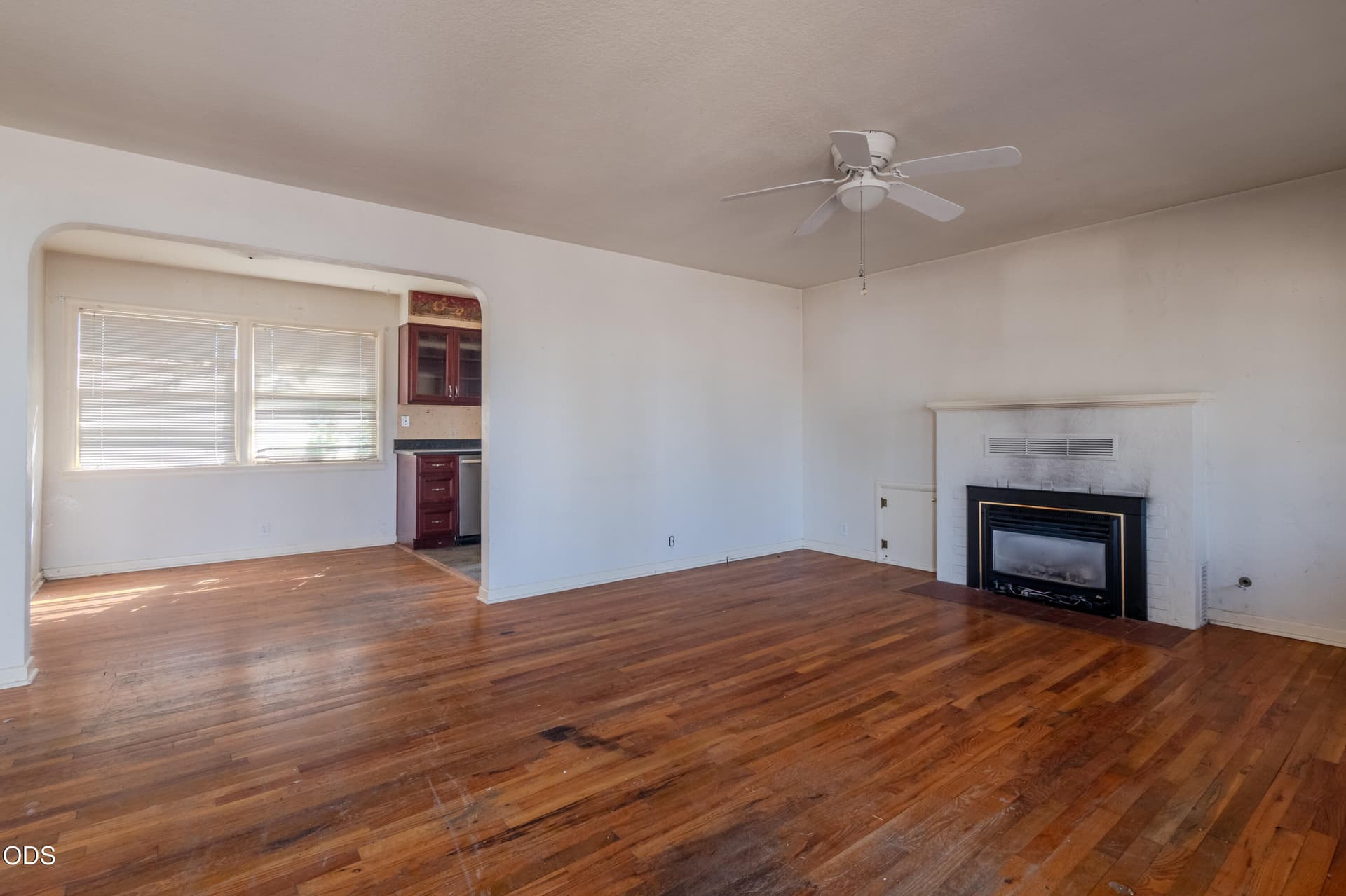living room. Photo 5 of 19, 795 Lozier Lane, Medford, OR 97501