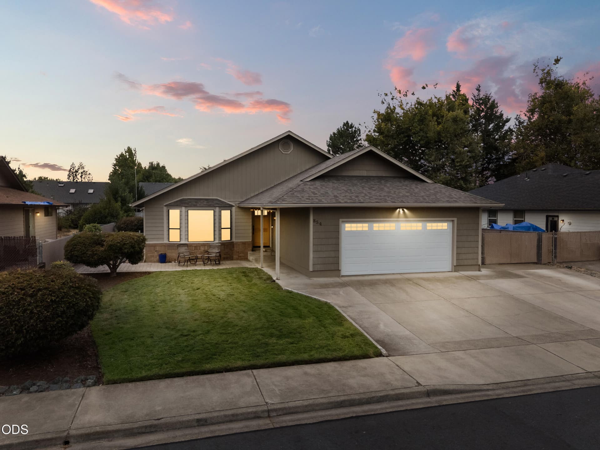 854 delsie dr-twilight-01. Photo 4 of 37, 854 Delsie Drive, Grants Pass, OR 97527