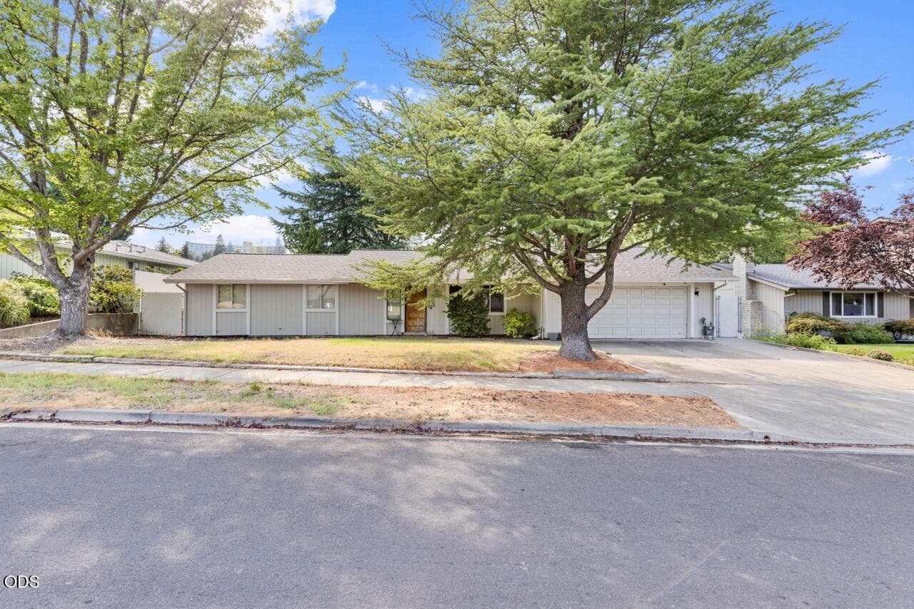 Front of Home. Photo 1 of 35, 1000 La Loma Drive, Medford, OR 97504