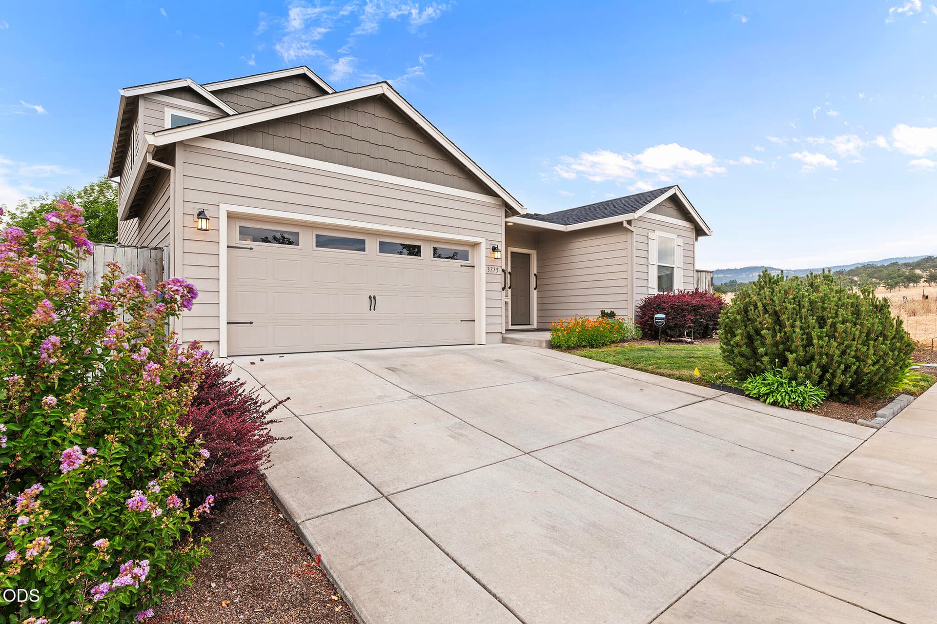 1. Photo 1 of 27, 3775 Sidney Way, Medford, OR 97504