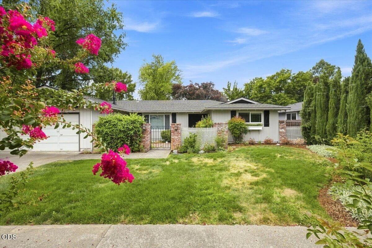 02-CI_3168. Photo 2 of 29, 2905 El Dorado Drive, Medford, OR 97504