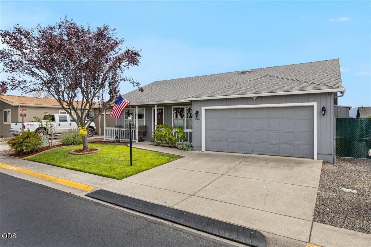 03-CI_3320. Photo 3 of 23, 2360 Evan Way, Central Point, OR 97502