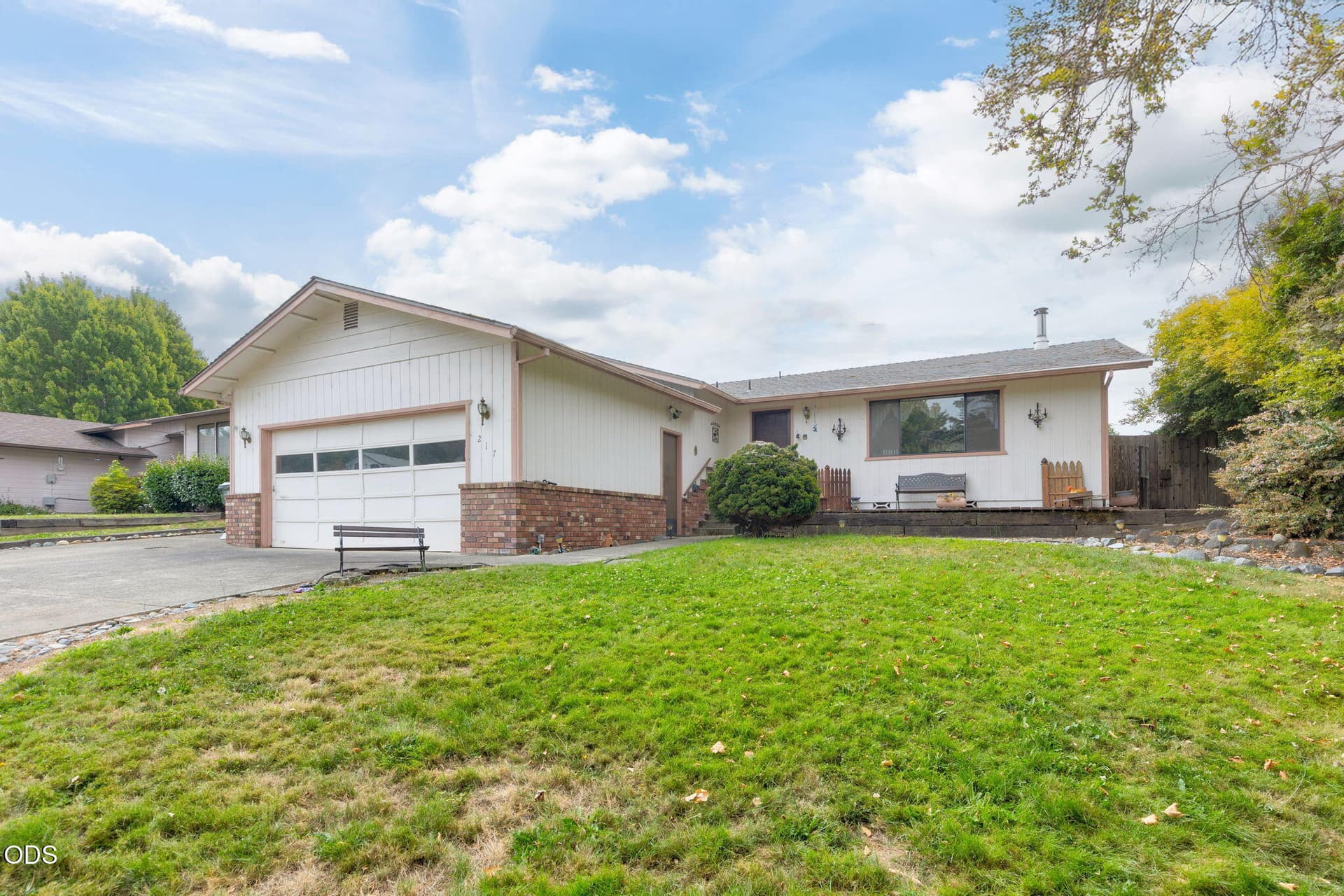 2. Photo 2 of 37, 217 Southridge Way, Grants Pass, OR 97527