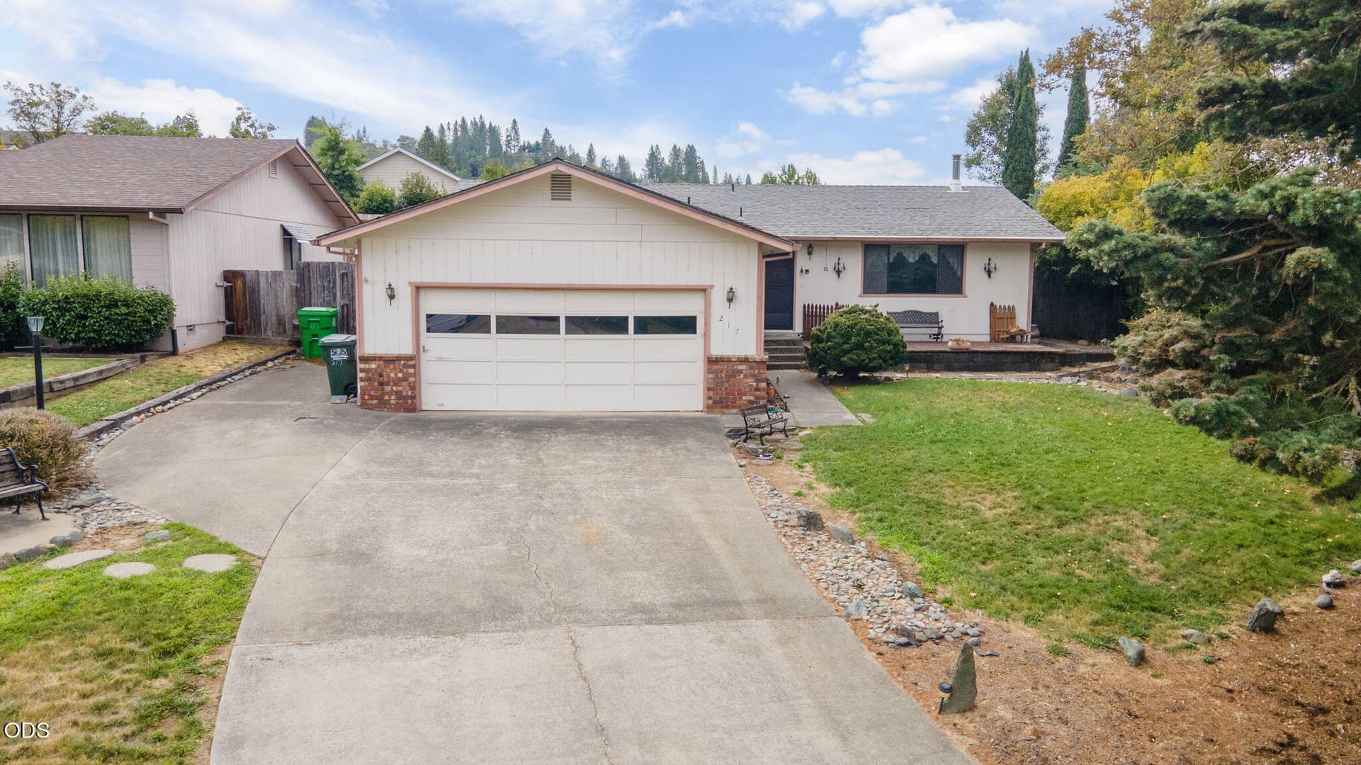 24-web-or-mls-217-southridge-way. Photo 1 of 37, 217 Southridge Way, Grants Pass, OR 97527