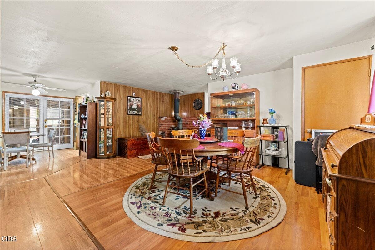 06-Family Room. Photo 4 of 41, 577 Galice Road, Merlin, OR 97532