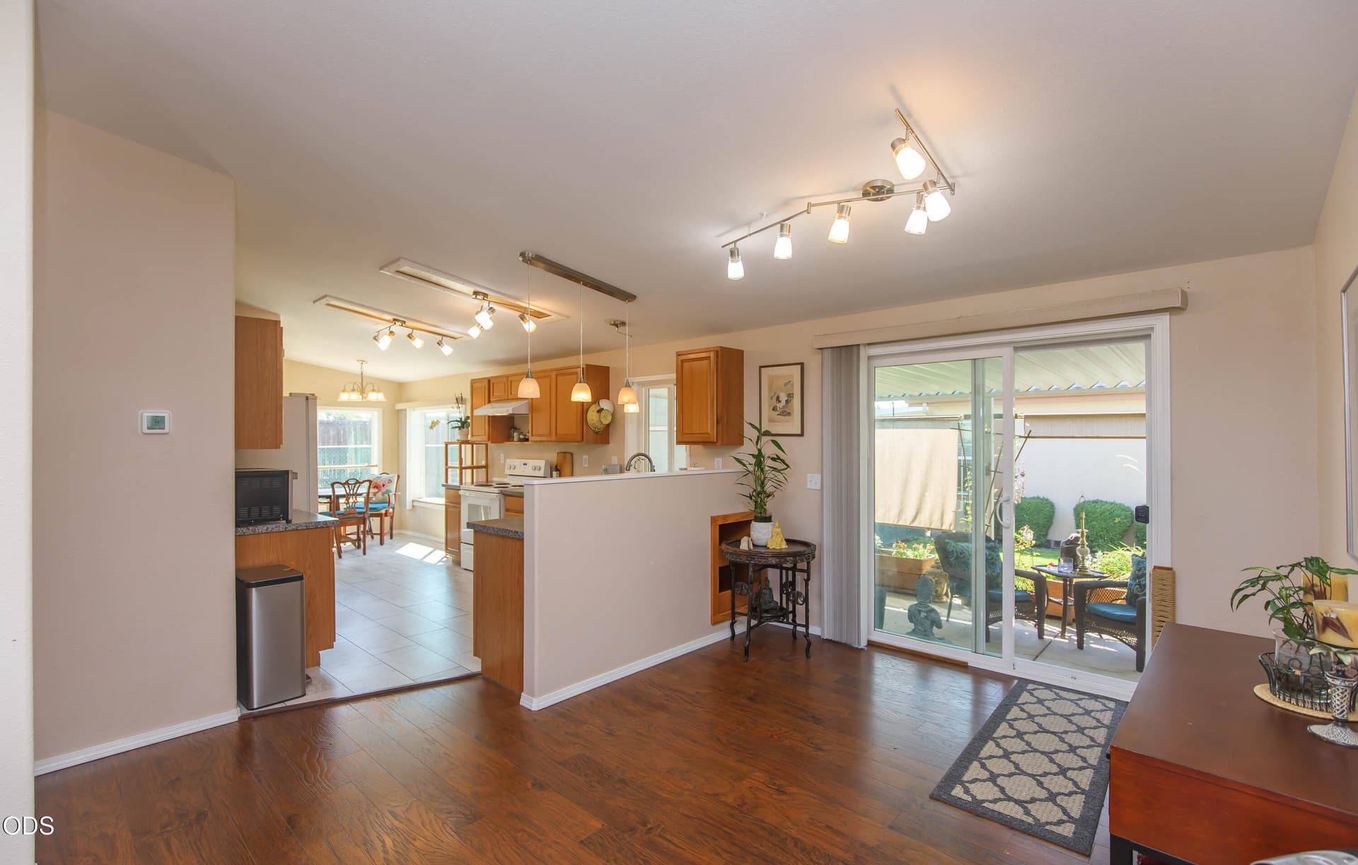 Dining area. Photo 5 of 34, 1289 Nadia Way, Central Point, OR 97502