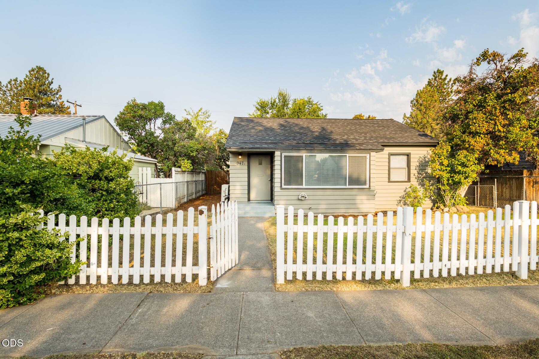 front with fence. Photo 3 of 27, 947 SW 14th Street, Redmond, OR 97756
