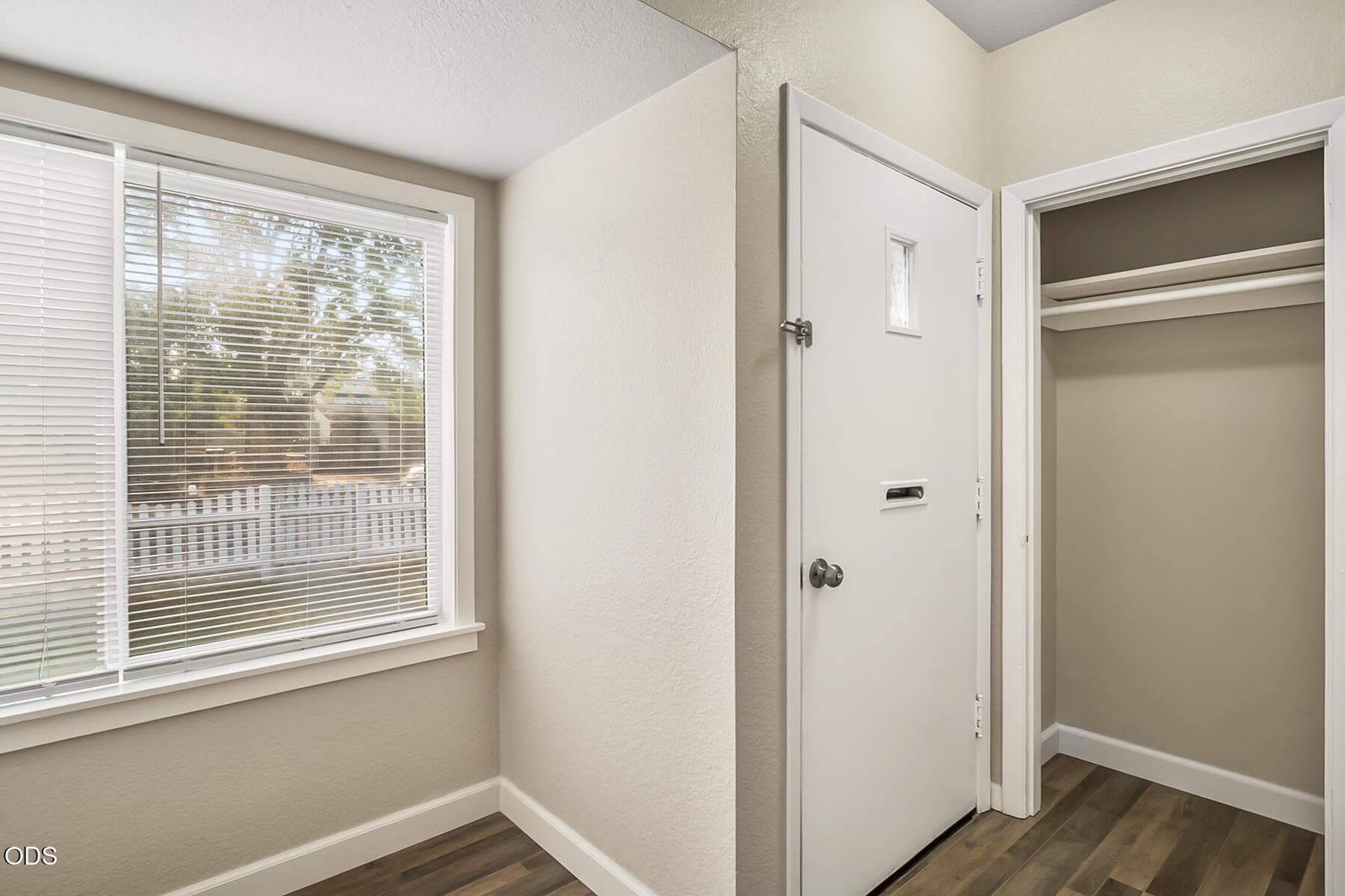 entry into home. Photo 5 of 27, 947 SW 14th Street, Redmond, OR 97756